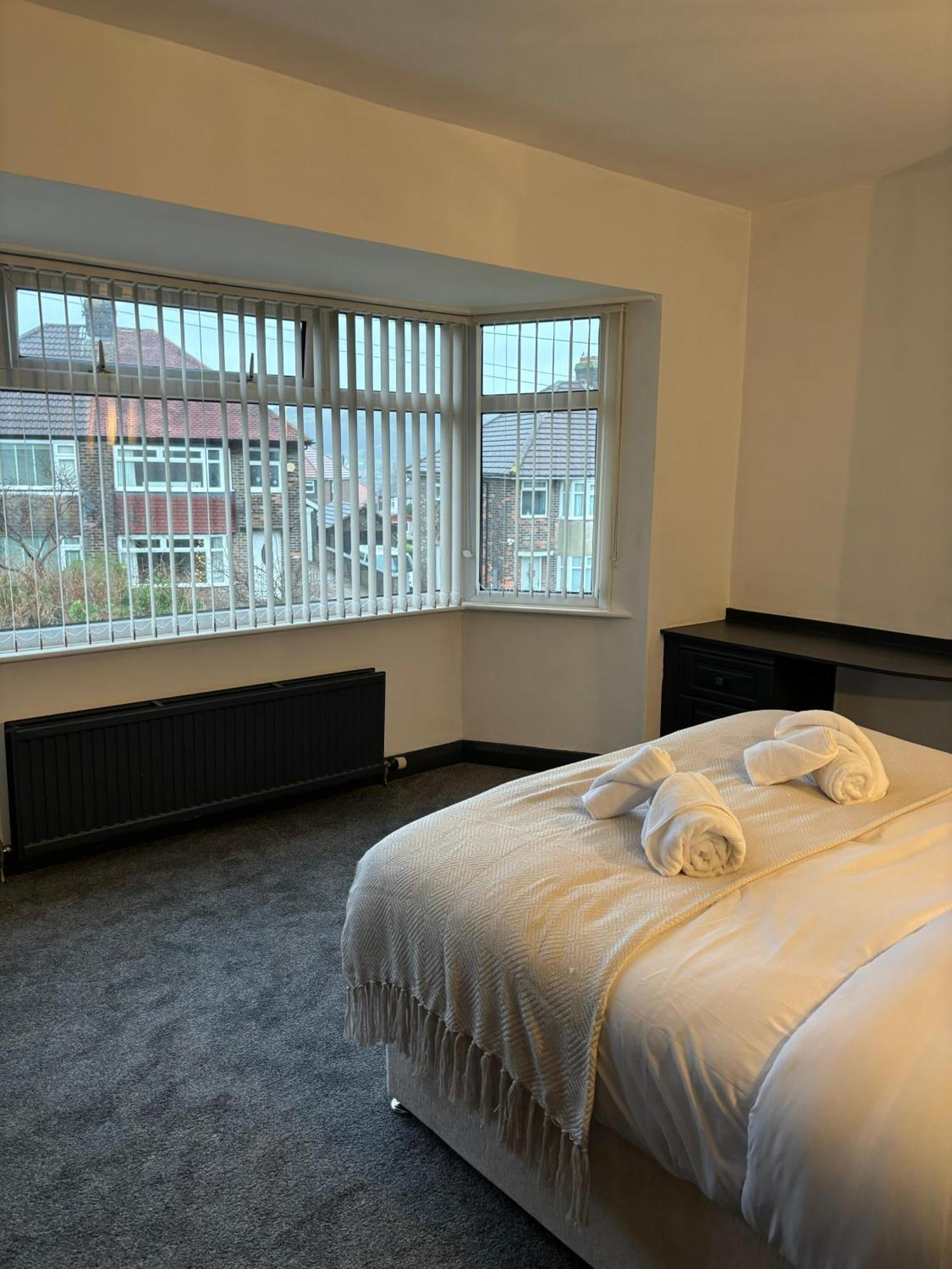 Cozy 3 Bed Home In Halifax With Secure Parking - Long & Short Stays Welcome! Exteriér fotografie