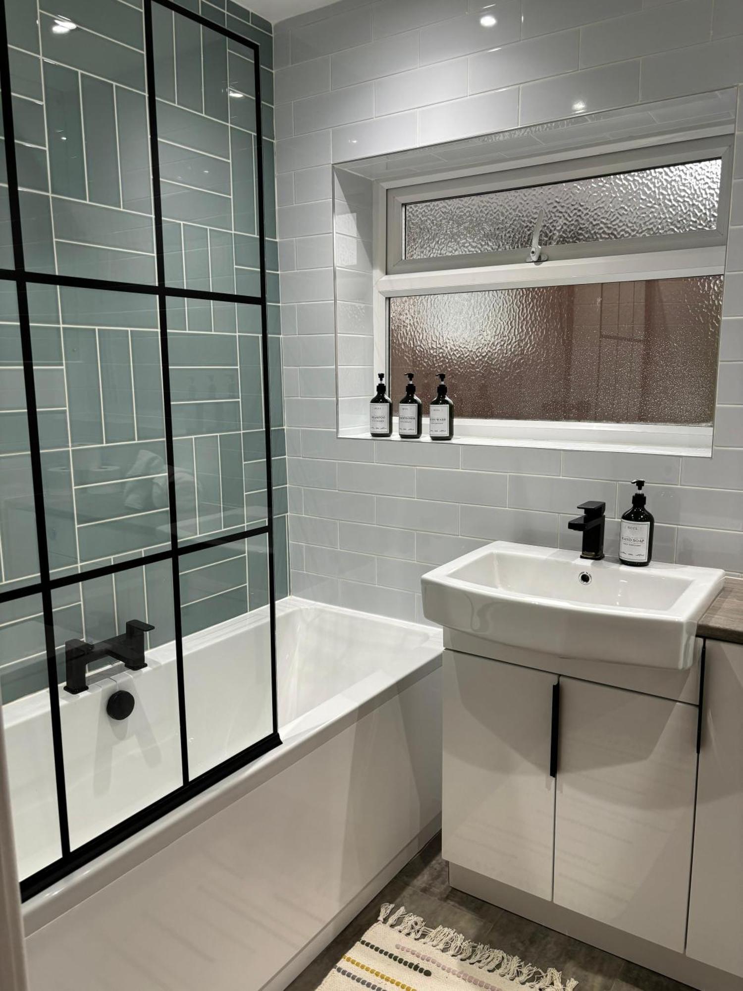 Cozy 3 Bed Home In Halifax With Secure Parking - Long & Short Stays Welcome! Exteriér fotografie