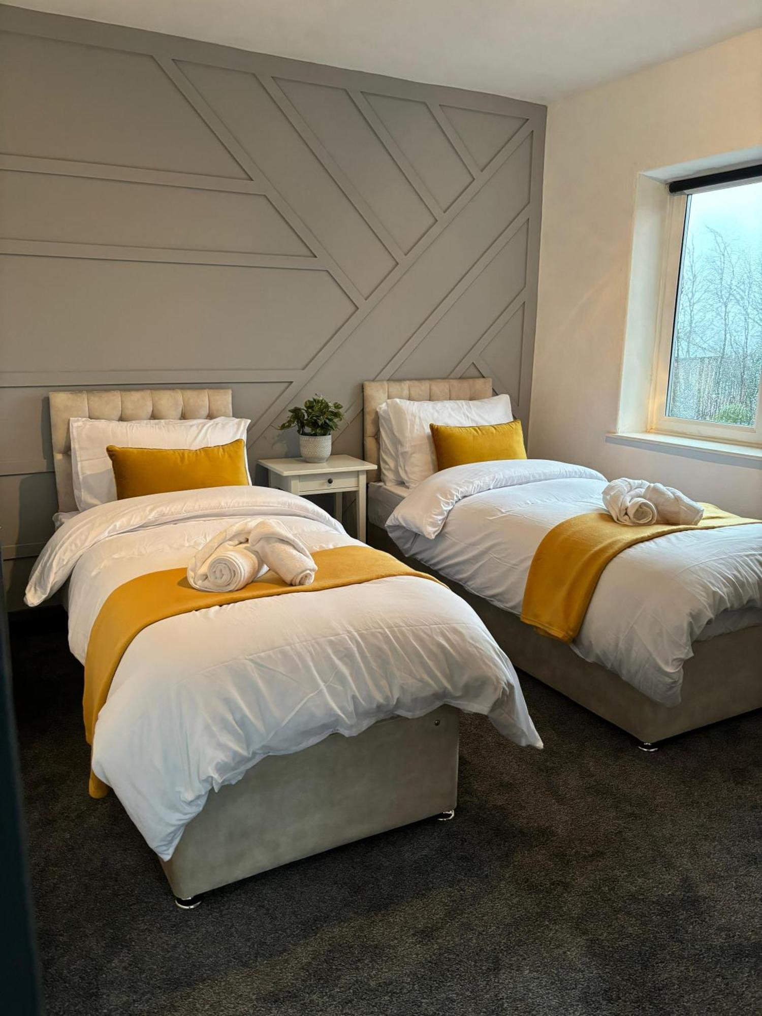 Cozy 3 Bed Home In Halifax With Secure Parking - Long & Short Stays Welcome! Exteriér fotografie